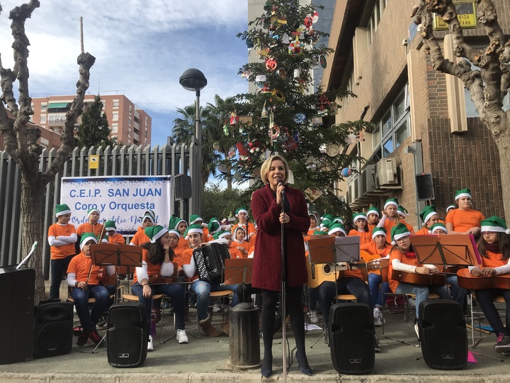 200 centros escolares participan con sus adornos en el árbol de Navidad de la Consejería de Educación