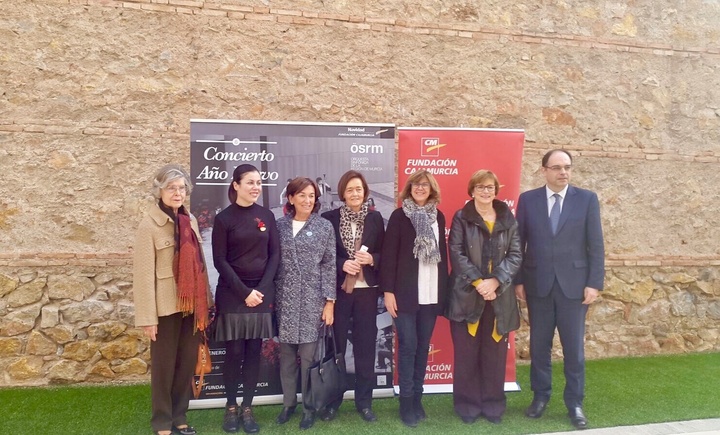 La directora general del Instituto de las Industrias Culturales y de las Artes, Marta López-Briones (3d), junto al gerente de la Fundación Cajamurcia, la directora de la Orquesta Sinfónica de la Región de Murcia, y las representantes de la entidades beneficiarias del concierto de Año Nuevo