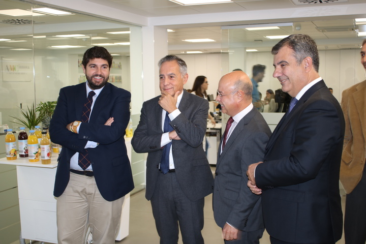 El presidente de la Comunidad visita las instalaciones de AMC Grupo Alimentación, Fresco y Zumos