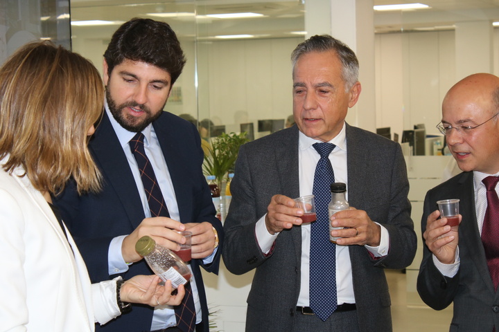 El presidente de la Comunidad visita las instalaciones de AMC Grupo Alimentación, Fresco y Zumos (2)