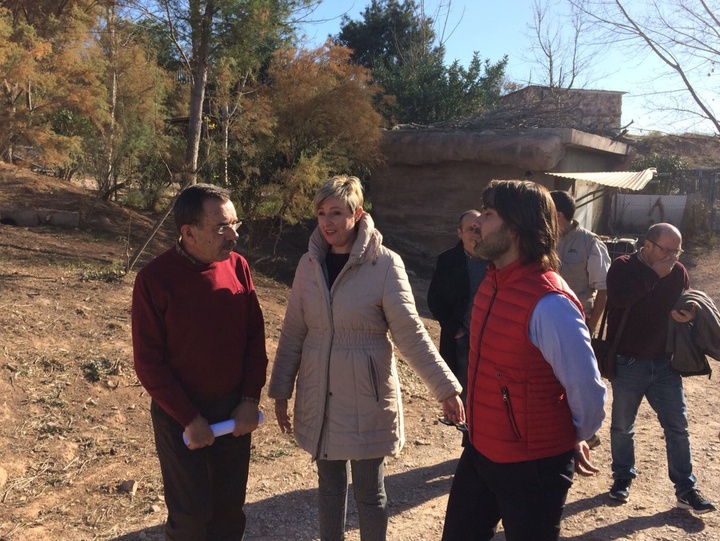 Imagen de la visita y reunión de trabajo de la directora general de Medio Natural, Consuelo Rosauro, con el coordinador regional del Plan de Recuperación del Lince ibérico de la Junta de Andalucía y Director del proyecto LIFE Iberlince, Miguel Ángel Simón, en Terra Natura
