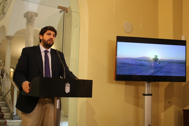 El presidente de la Comunidad anuncia el visto bueno del Consejo de Gobierno para adjudicar a Aena la gestión del Aeropuerto Internacional de la Región
