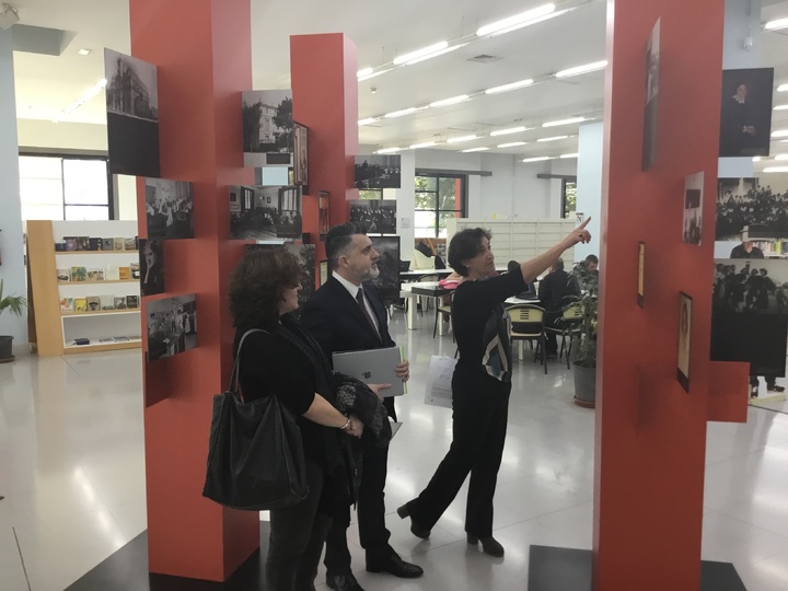Imagen de la visita del director general de Bienes Culturales, Juan Antonio Lorca, a la exposición 'Mujeres en vanguardia'