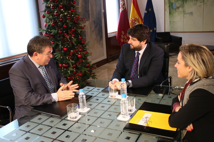 El jefe del Ejecutivo regional, Fernando López Miras, se ha reunido hoy en el Palacio de San Esteban con el presidente de Cece