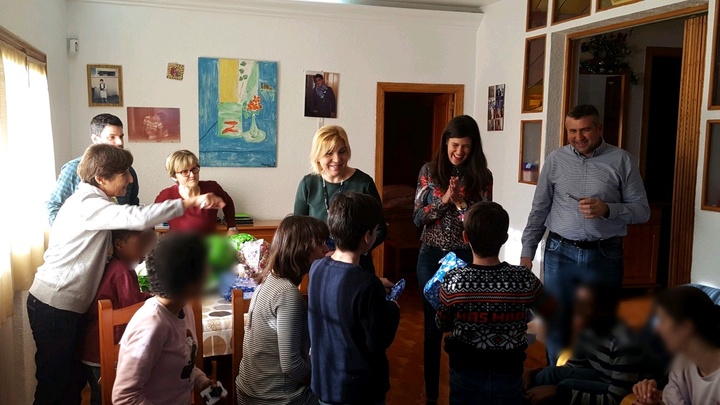 La consejera de Familia e Igualdad de Oportunidades, Violante Tomás durante la entrega de regalos de Navidad en el Hogar Funcional Leyva (2)