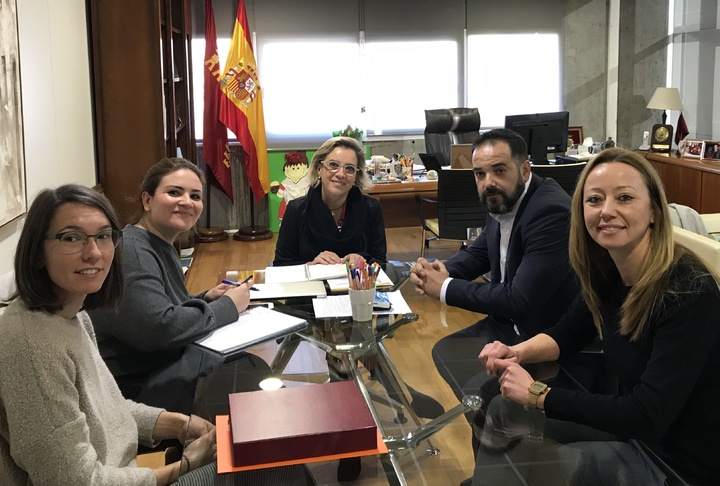 La consejera de Educación se reúne con la asociación Albores de Murcia