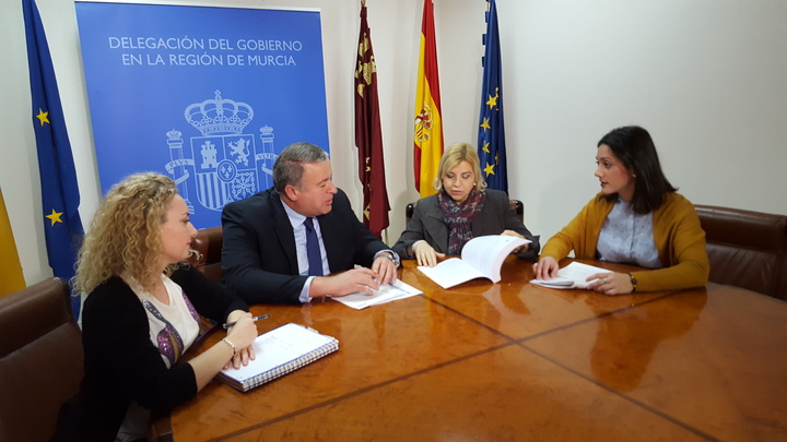 La consejera de Familia e Igualdad de Oportunidades, Violante Tomás, se reunió hoy con el delegado del Gobierno en la Región de Murcia, Francisco Bernabé, para analizar las aportaciones que ha hecho la Región de Murcia al Pacto de Estado contra la Violencia de Género.