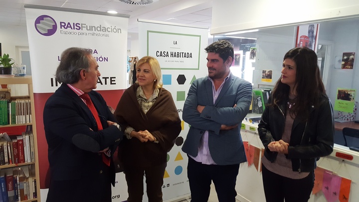 La consejera de Familia e Igualdad de Oportunidades, Violante Tomás, junto con el director general de RAIS, José Manuel Caballol, y el secretario de la Fundación María Asunción Almajano Salvo, Luis Almajano