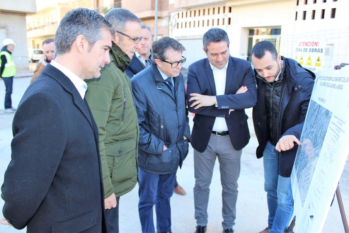 El consejero Francisco Jódar, junto con el alcalde de Alcantarilla y técnicos de su departamento durante su visita a las obras del colector
