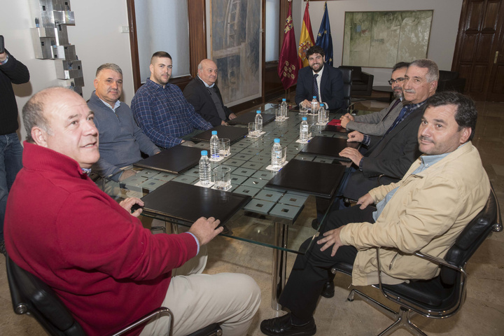 Fernando López Miras recibe a representantes del sector del taxi en la Región de Murcia