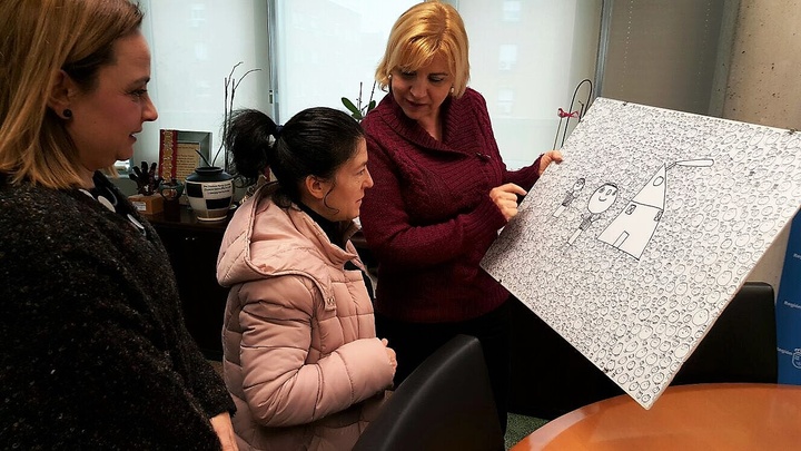 La consejera de Familia e Igualdad de Oportunidades, Violante Tomás, junto a Montse Pérez Soria, usuaria de Alfa que le hizo entrega de un cuadro pintado por ella