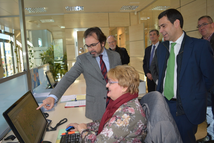 El consejero Pedro Rivera visita las empresas de transporte Suditrans y DHL Murcia (2)