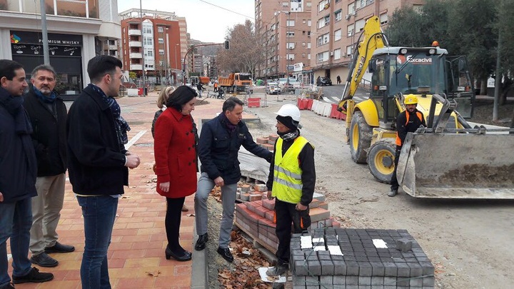 La directora general de Ordenación del Territorio, Arquitectura y Vivienda, Laura Sandoval, y el alcalde de Lorca, Fulgencio Gil, supervisan las obras de regeneración urbana de la Alameda de Cervantes