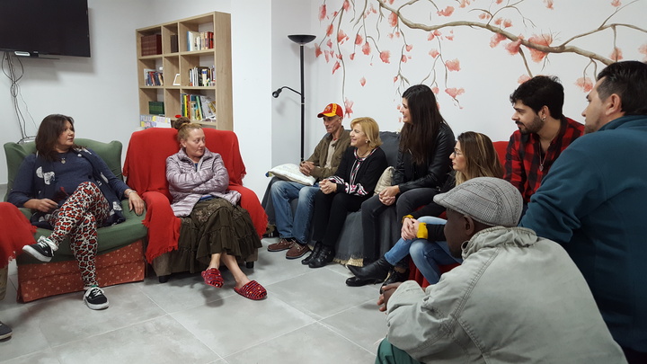 La consejera de Familia e Igualdad de Oportunidades, Violante Tomás, visitó hoy el centro de acogida de baja exigencia, 'Hogar Sagrada Familia' de Cáritas