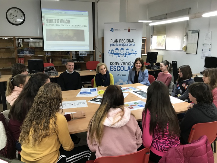 Martínez-Cachá con los alumnos mediadores del Instituto de Enseñanza Secundaria Saavedra Fajardo