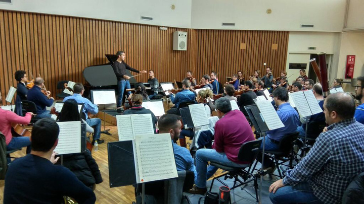 Un momento del ensayo de la Orquesta Sinfónica de la Región de Murcia y el pianista Enrique Bagaría, bajo la dirección de Lucas Macías