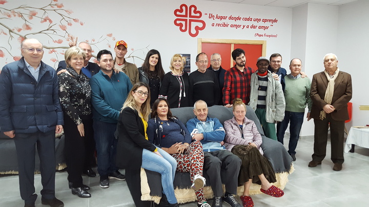 La consejera de Familia e Igualdad de Oportunidades, Violante Tomás, en el centro de acogida de baja exigencia, 'Hogar Sagrada Familia', junto con el director de Cáritas Diócesis de Cartagena, José Antonio Planes, y el secretario general de la organización, Juan Antonio Illán.