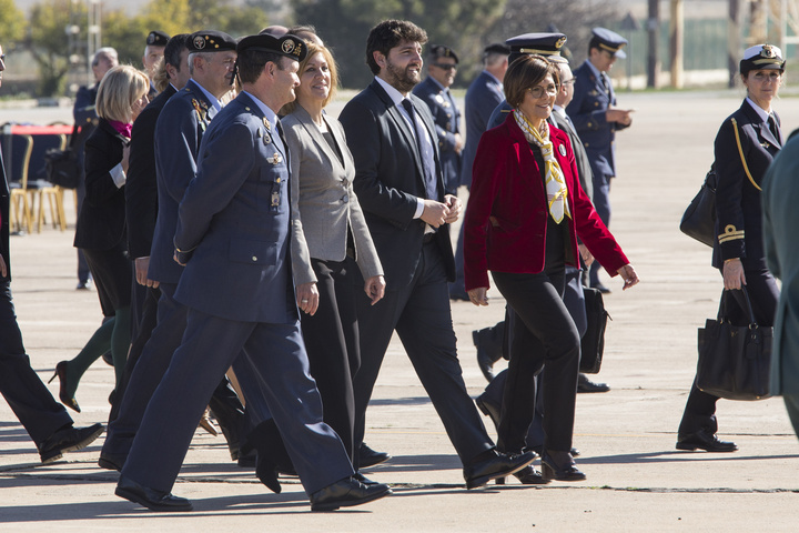 El presidente de la Comunidad asiste a la parada militar con motivo del 70º aniversario del primer lanzamiento paracaidista en la Base Aérea de Alcantarilla (2)