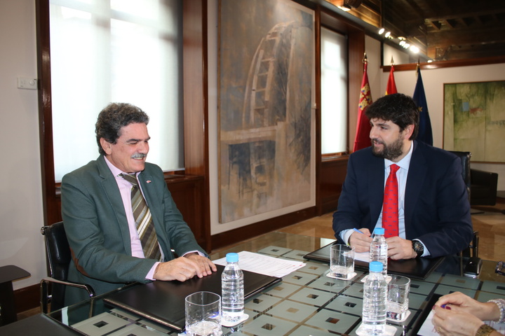 El jefe del Ejecutivo regional recibe al presidente autonómico de Cruz Roja (2)