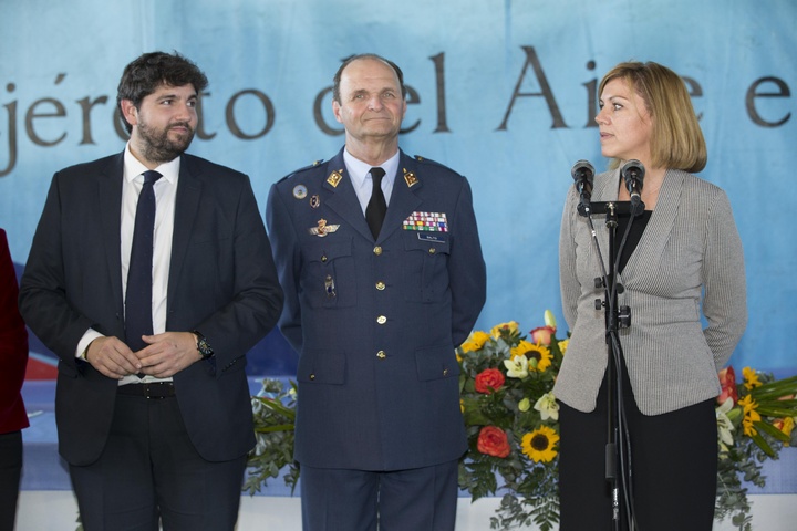El presidente de la Comunidad asiste a la parada militar con motivo del 70º aniversario del primer lanzamiento paracaidista en la Base Aérea de Alcantarilla (3)