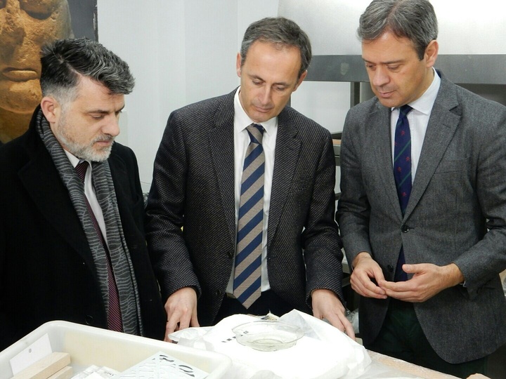 Imagen de la visita del consejero de Turismo, Cultura y Medio Ambiente, Javier Celdrán, a Yecla para conocer los hallazgos del yacimiento De la Villa Romana de Los Torrejones (II)
