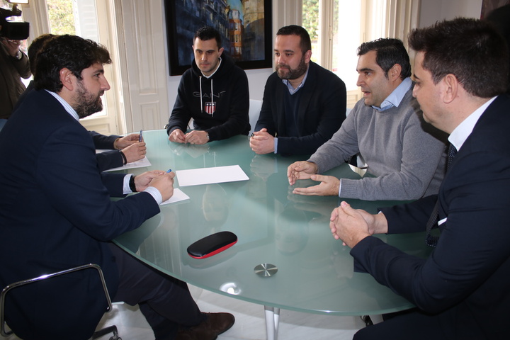 El jefe del Ejecutivo regional se reúne en Cartagena con el presidente de la Asociación de Hosteleros de Cartagena y Comarca (Hostecar)