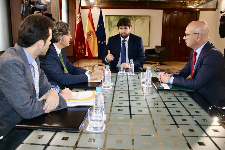 El jefe del Ejecutivo regional se reúne con el presidente de Asociación Nacional de Productores de Energía Fotovoltaica (2)
