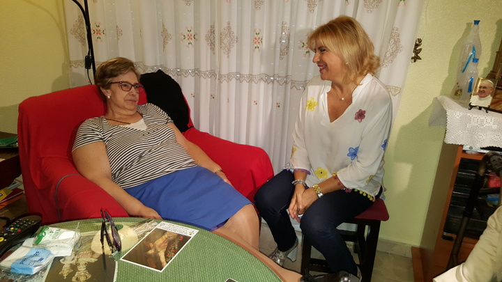 La consejera de Familia e Igualdad de Oportunidades, Violante Tomás, junto a una usuaria del servicio de Ayuda a Domicilio.