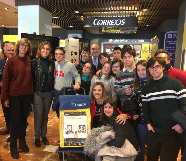La directora general de Personas con Discapacidad y Mayores, Ana Guijarro, asistió hoy a la inauguración de la exposición Xtumirada, fruto de la colaboración entre Correos y Down España
