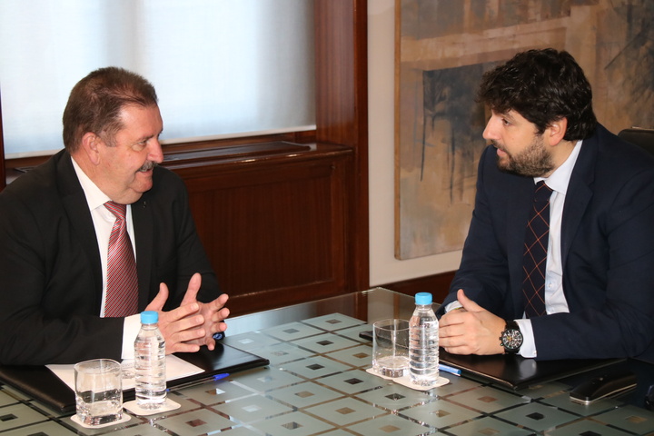El presidente Fernando López Miras recibe al alcalde de Totana