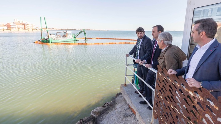 Inicio de los ensayos de extracción de lodos y sedimentos para la recuperación de fondos marinos del Mar Menor
