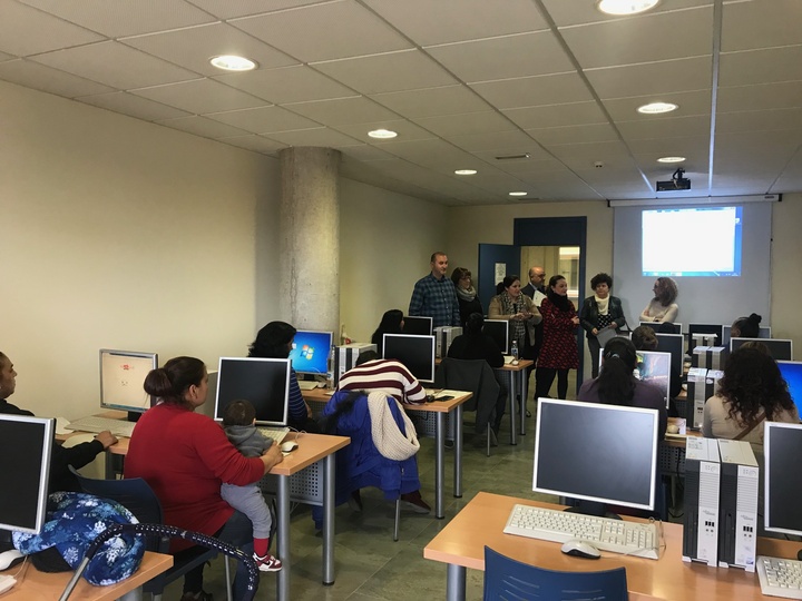 La directora gerente del Instituto Murciano de Acción Social (IMAS), Verónica López, informó hoy sobre la implantación del Plan de Desarrollo Gitano en Lorca