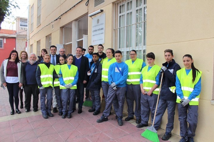 Visita del director general del Servicio Regional de Empleo y Formación, Alejandro Zamora, a 15 desempleados de Alcantarilla que se están especializando en el sector de la limpieza