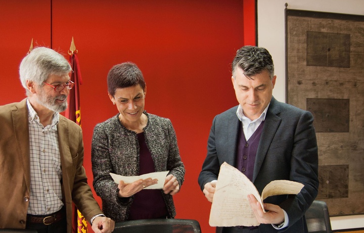El director general de Bienes Culturales, Juan Antonio Lorca (d), y la alcaldesa de Beniel, María del Carmen Morales, revisan algunos documentos junto al responsable del Archivo General, Rafael Fresneda