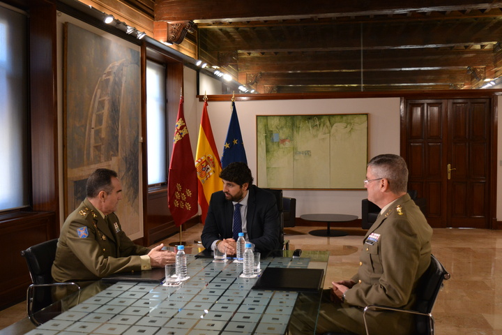 El presidente recibe al teniente general Francisco José Gan Pampols, representante institucional de las Fuerzas Armadas en la Región