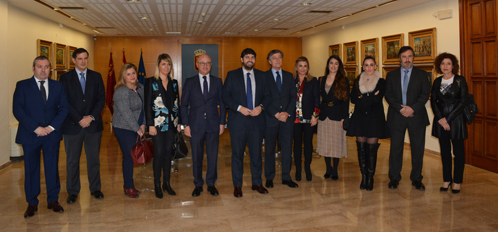 El presidente Fernando López Miras se reúne con la junta directiva de la Asociación de la Empresa Familiar de la Región /2