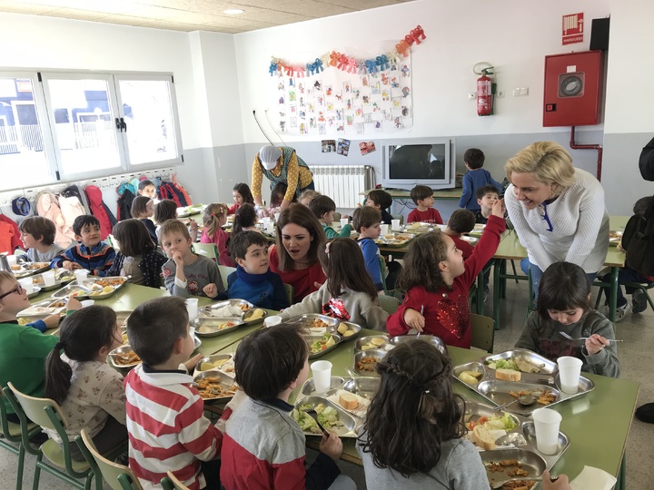 Martínez-Cachá visita el comedor del colegio Reino de Murcia