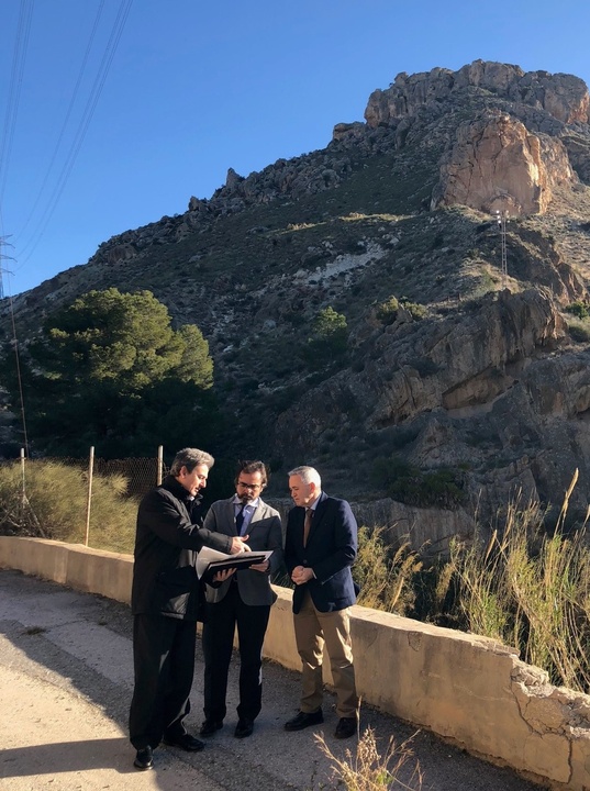 El consejero Pedro Rivera y el alcalde de Ojós inauguran una nueva parada de autobús para mejorar la accesibilidad al cementerio municipal (3)