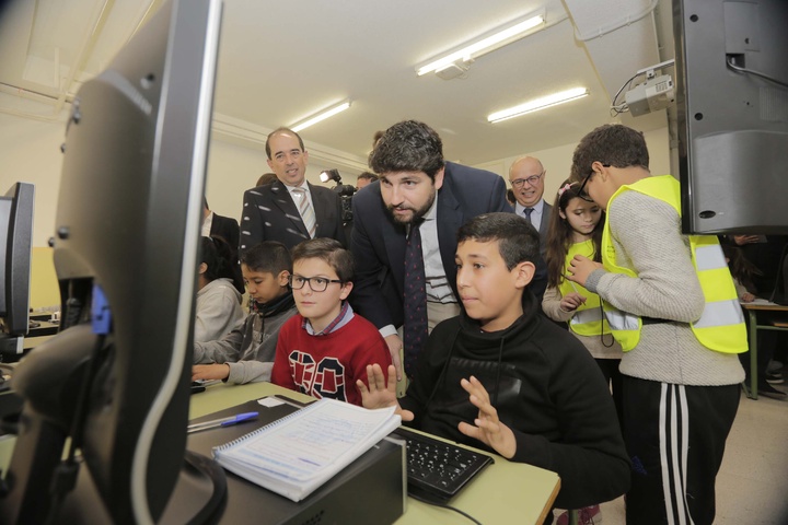 El jefe del Ejecutivo regional, Fernando L&oacute;pez Miras, presenta el proyecto "Escuelas Conectadas" (2)