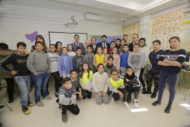 El jefe del Ejecutivo regional, Fernando López Mira, presenta el proyecto "Escuelas Conectadas" (3)