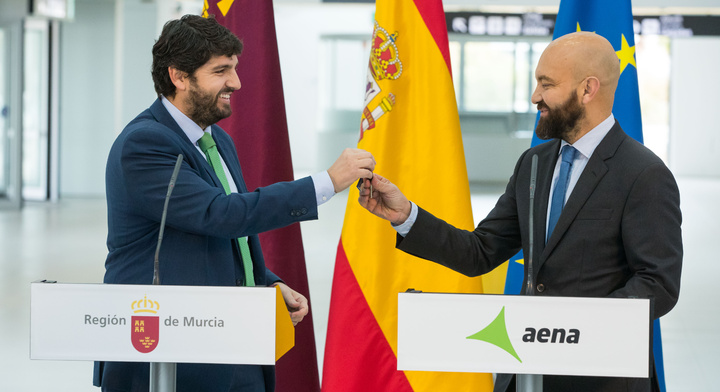 Firma del contrato de gestión del Aeropuerto Internacional de la Región de Murcia