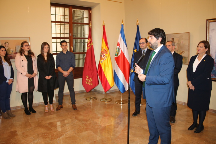 Fernando López Miras recibe a la embajadora de Costa Rica en España y a los alumnos costarricenses que estudian en la Escuela de Negocios y Administración de Empresas (2)