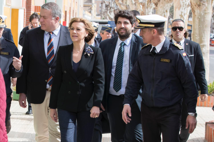 El presidente de la Comunidad acompaña a la ministra de Defensa en su visita a la flotilla de Submarinos con base en Cartagena