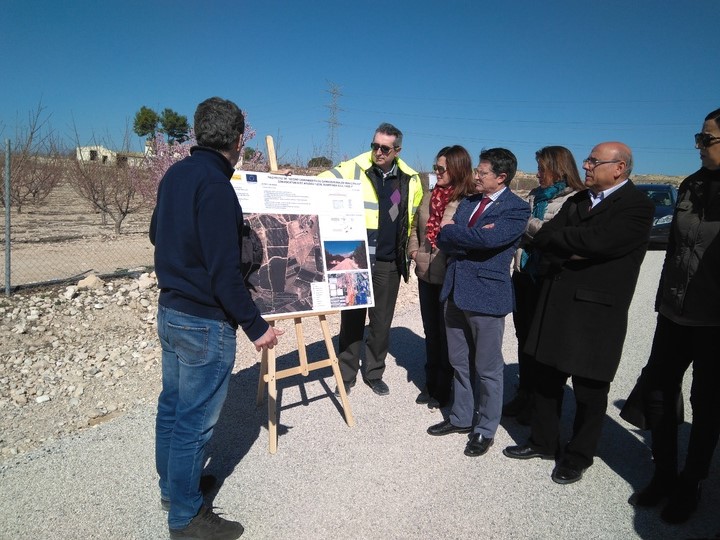 El consejero de Agua, Agricultura, Ganadería y Pesca visitó las obras del camino rural  CRS-27-635, en Molina de Segura
