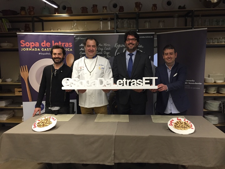 De izquierda a derecha, el comunicador Javier Ferrer, junto con el delegado de la Comunidad Europea de Cocineros- Eurotoques, Firo Vázquez, el director general del Instituto de Turismo, Manuel Fernández-Delgado y el formador de sala Luis Carmona
