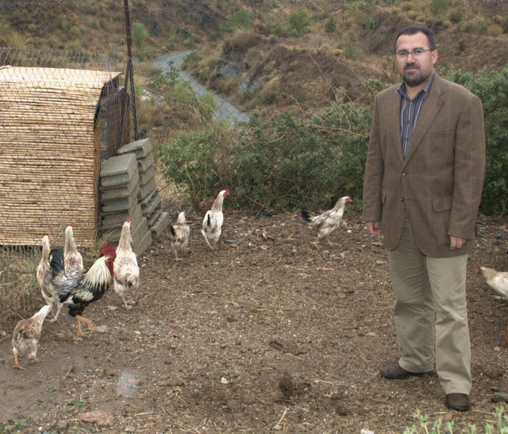 El secretario autonómico para la sostenibilidad, Pablo Fernández, visitó el Centro de Recuperación de Razas de Gallinas Autóctonas que la Fundación Global Nature ha creado en Las Cumbres de la Galera