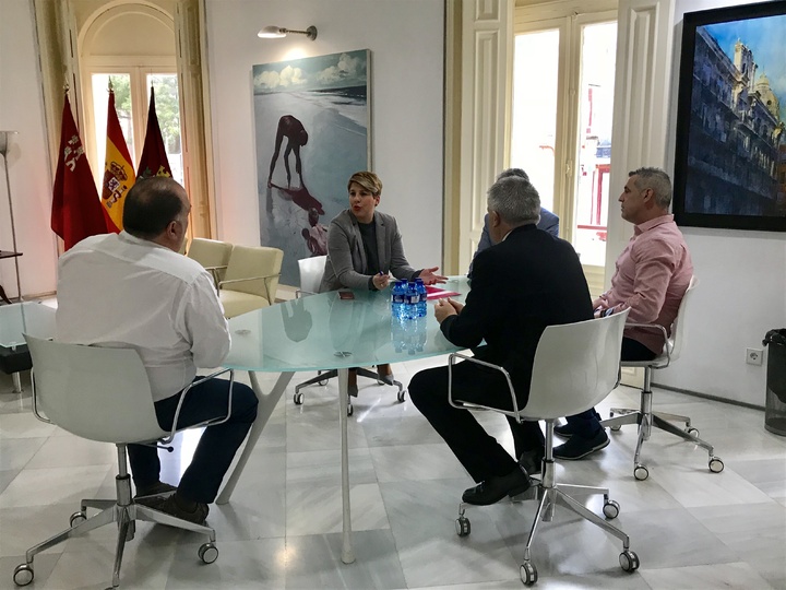 La consejera de Transparencia, Participación y Portavoz se reúne con el presidente del Plásticos Romero Cartagena FS