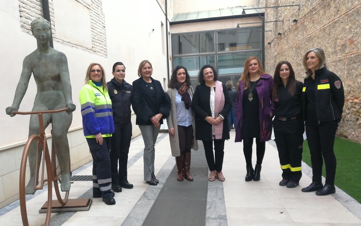 La secretaria general de Presidencia, con la secretaria autonómica, la directora general de Mujer y las ponentes de la mesa redonda
