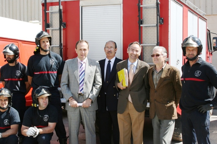 Entrega por parte del Consorcio de Extinción de Incendios y Salvamento de la Región de Murcia de cuatro vehículos contra incendios y diverso material de emergencias a Paraguay (2)