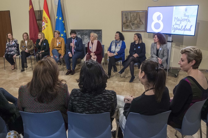 El presidente mantiene una reunión con mujeres que desempeñan cargos de responsabilidad en el Gobierno regional